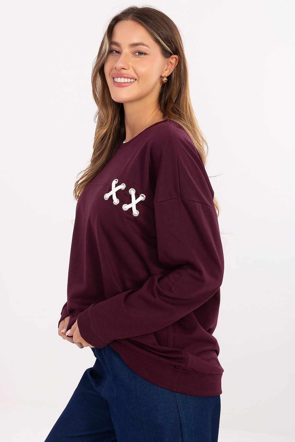 Comfortable and fashionable oversized women's sweatshirt by Relevance, featuring a casual silhouette and elegant long sleeves, perfect for relaxed outings.