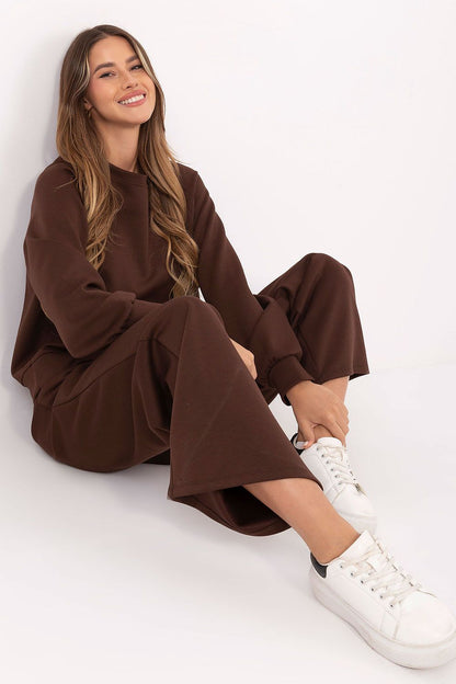 Complete luxury women's tracksuit set by Factory Price, perfect for both casual outings and lounging at home, featuring a modern silhouette.