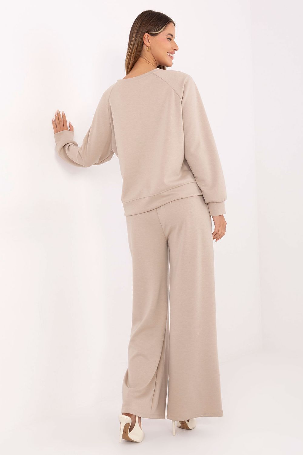 Detailed view of the side pockets and elastic waistband on the luxury women's tracksuit set by Factory Price, combining practicality with luxury.