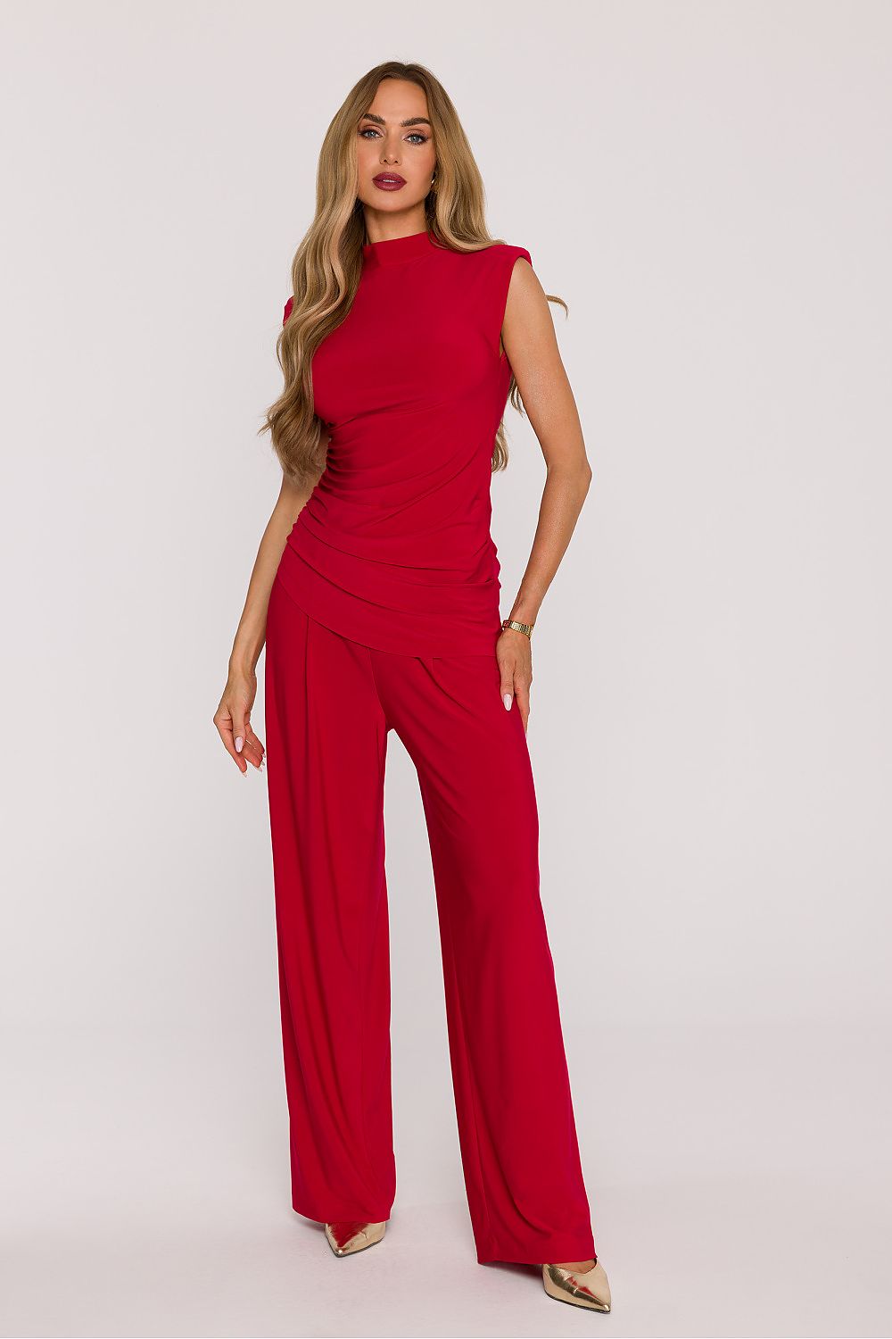 Stylish and refined wide-leg pants with side pockets, crafted by Moe as part of an elegant 2-piece knit set for a luxurious wardrobe upgrade.