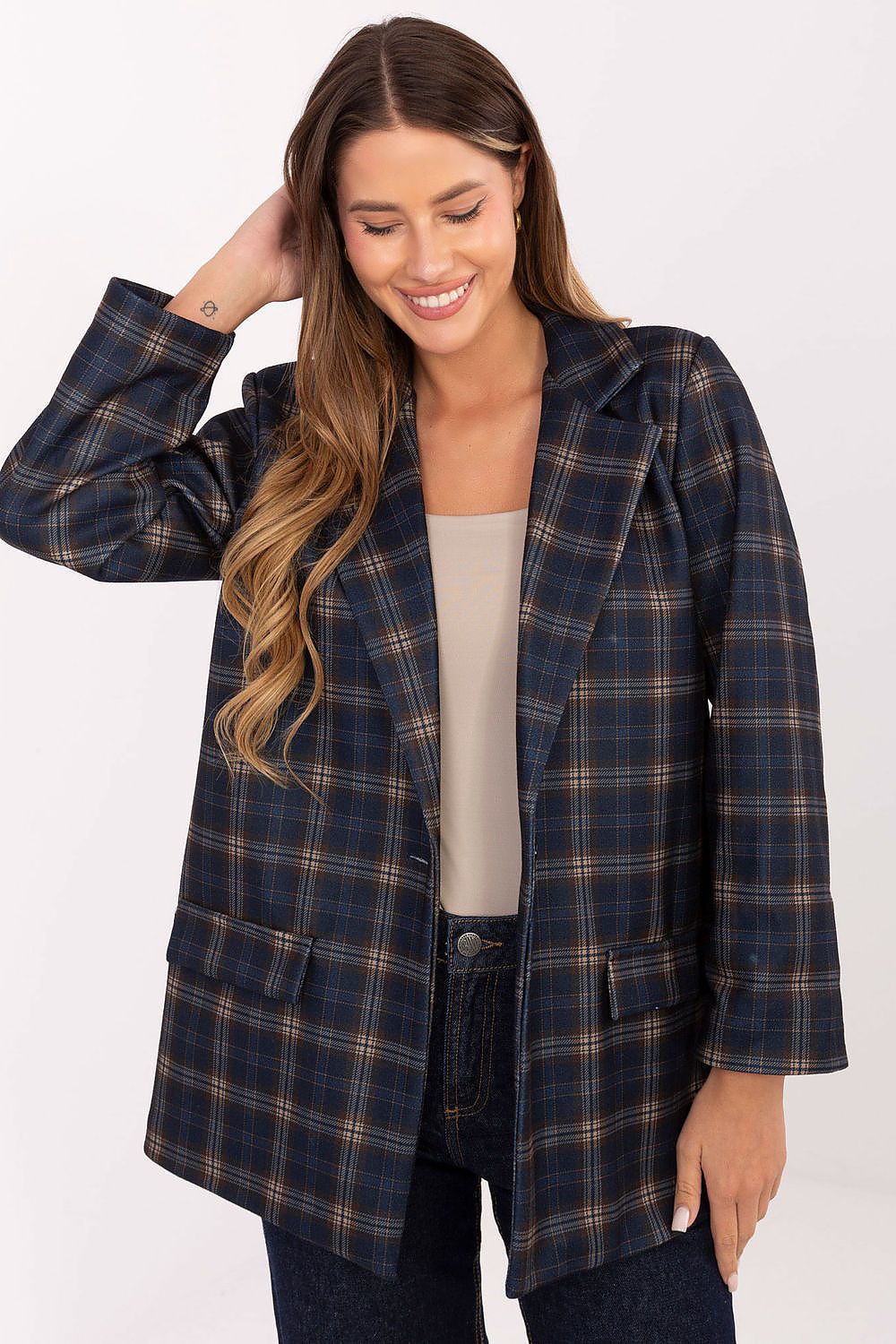 Elegant Italy Moda women's checkered blazer featuring shoulder pads, perfect for sophisticated workwear and casual outings.
