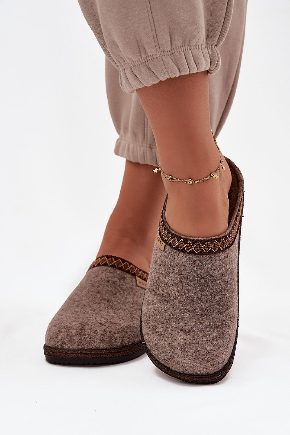 Close-up of Luxury Women's Felt Slippers by Inblu, showcasing exquisite embroidery details and soft felt material, perfect for a stylish and comfortable indoor experience.