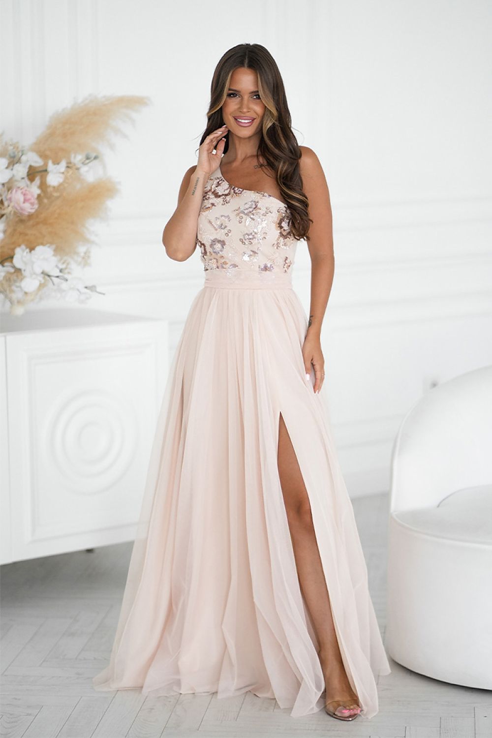 Elegant long tulle dress with fitted top and thigh-high slit from Bicotone, perfect for sophisticated events.