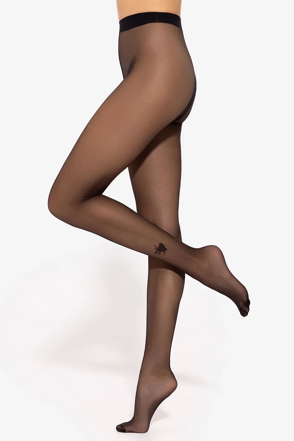 Detail shot of Gatta tights with a high waist and reinforced toe, emphasizing durability and luxury in a romantic design.