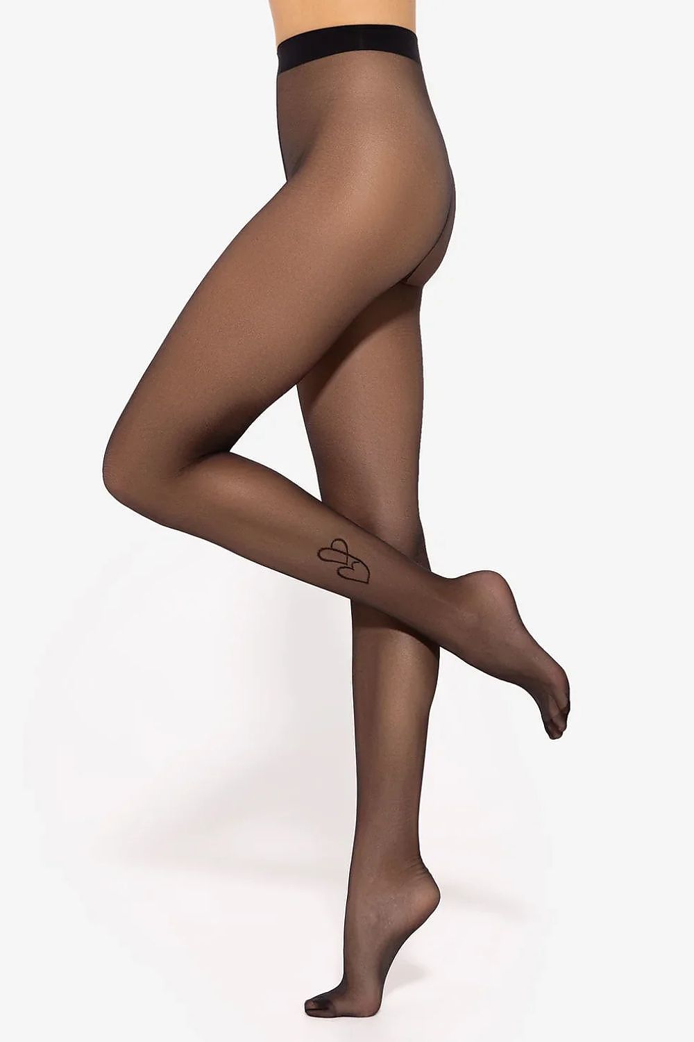 Close-up of Gatta heart pattern tights, highlighting the soft matte finish and 20 DEN fabric for ultimate comfort and sophistication.