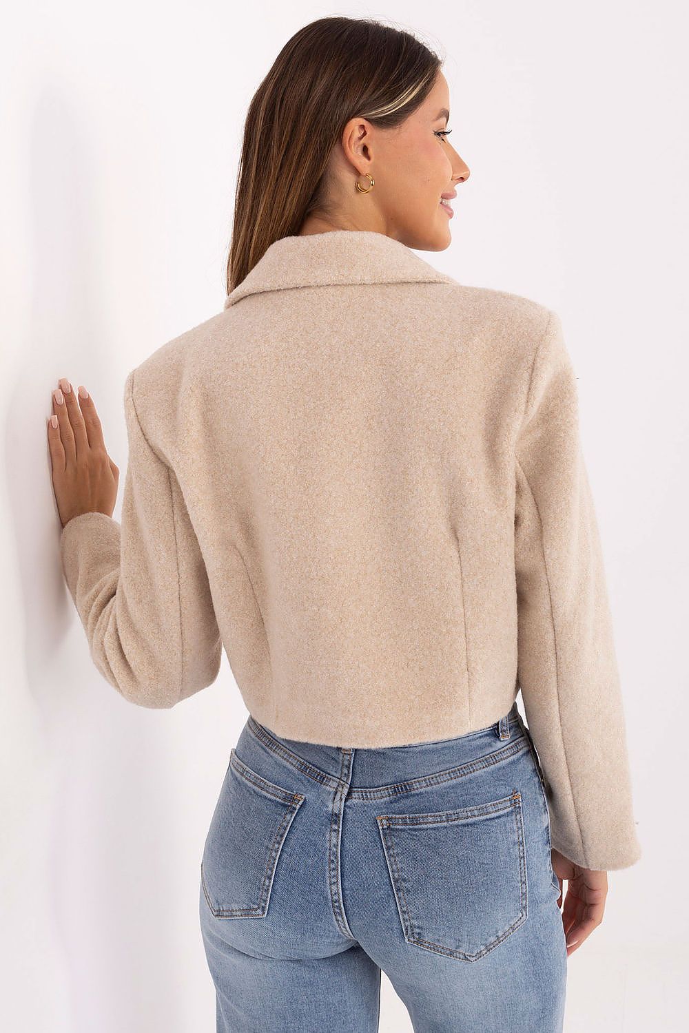 Elegant short women's coat by Rue Paris, featuring a classic double-breasted design, wide lapels, and long sleeves, perfect for autumn-winter styling in sizes S/M and L/XL.