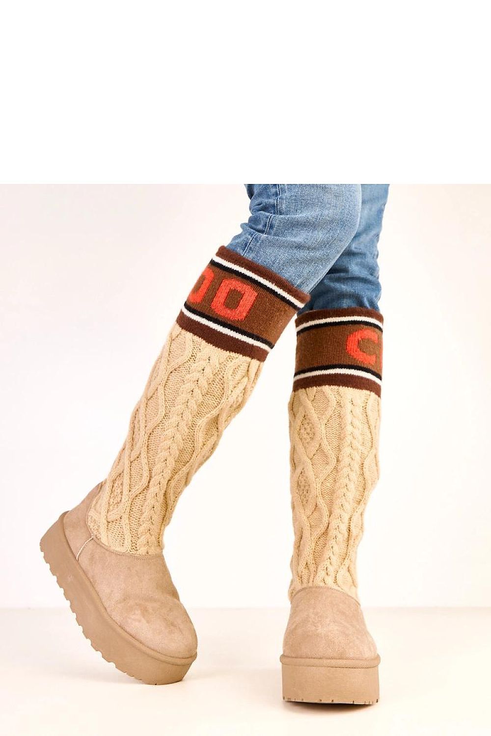 Close-up of Solea women's snow boots showcasing premium faux suede material and cozy fabric lining, perfect for stylish winter wear.