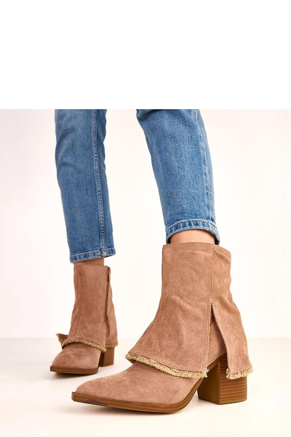 Sophisticated ankle boots by Solea in synthetic suede leather with a pointed toe and zip closure, ideal for a chic and elegant look.