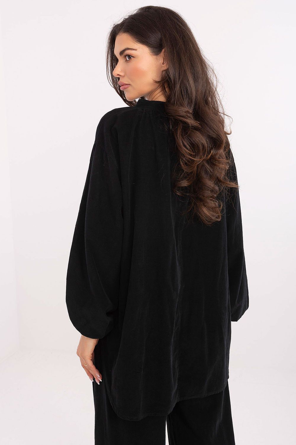 Chic and stylish polyester blouse with a heart-shaped neckline and delicate puffy sleeves, crafted by Italy Moda for a luxurious casual look.