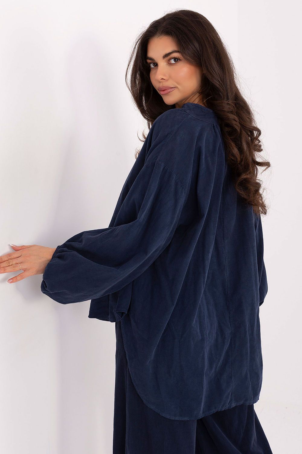 Close-up of the delicate sweetheart neckline and stand-up collar on a stylish polyester blouse by Italy Moda, showcasing feminine charm and elegant styling.