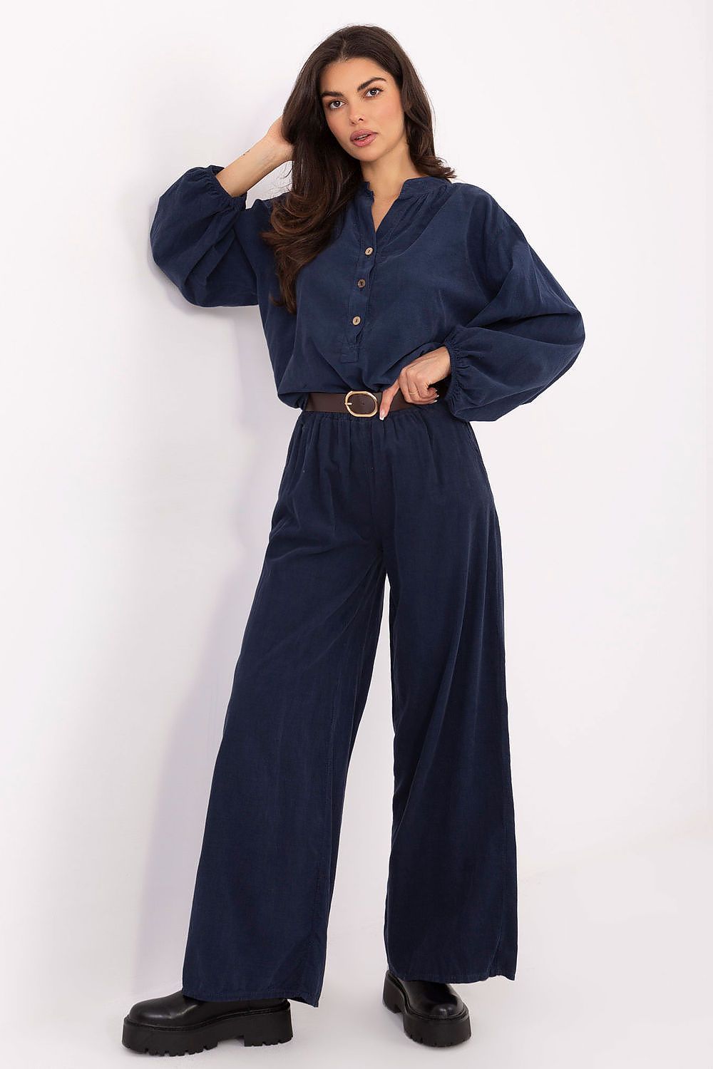High-waisted corduroy trousers with wide legs by Italy Moda, showcasing a modern retro aesthetic, designed for stylish women seeking elegance and comfort.