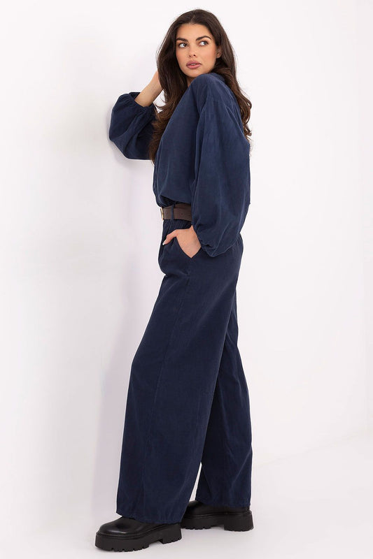 Close-up view of Italy Moda's stylish women's high-waisted corduroy trousers, featuring side pockets and a fastened belt, perfect for a luxurious everyday outfit.