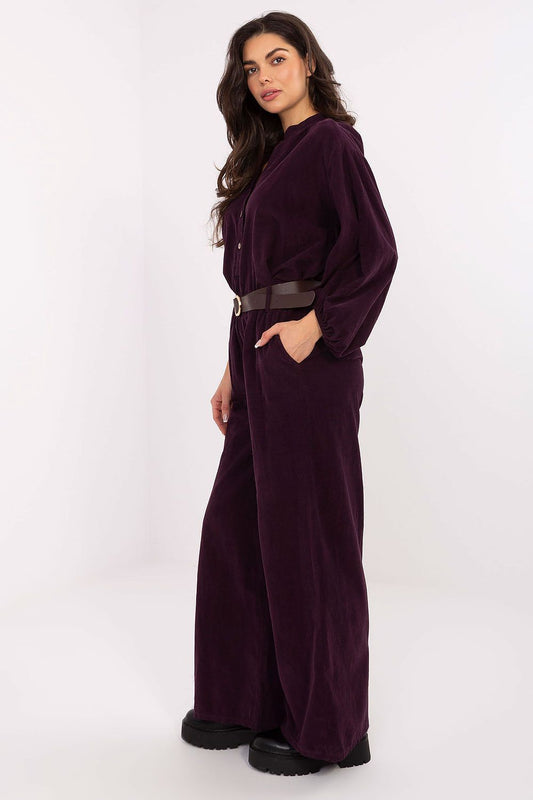 Close-up view of Italy Moda's women's corduroy trousers, showcasing the soft fabric, high waist with elastic band, and modern wide leg style for a chic look.