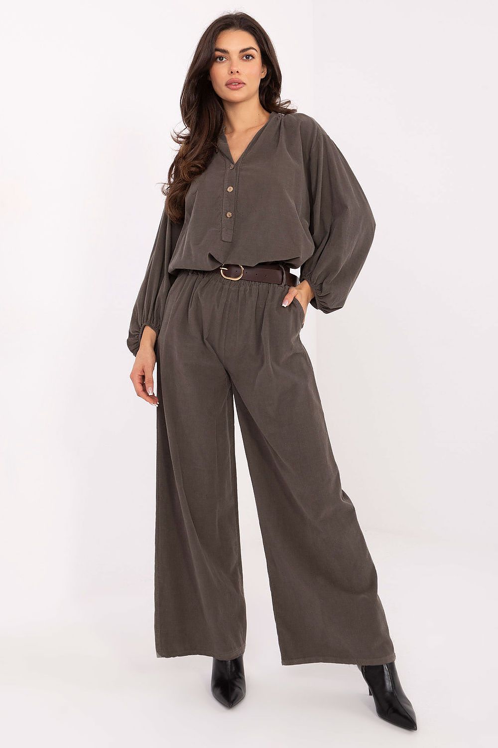 Elegant high-waisted corduroy trousers for women by Italy Moda, showcasing stylish wide-leg design in a luxurious fabric ideal for modern casual wear.