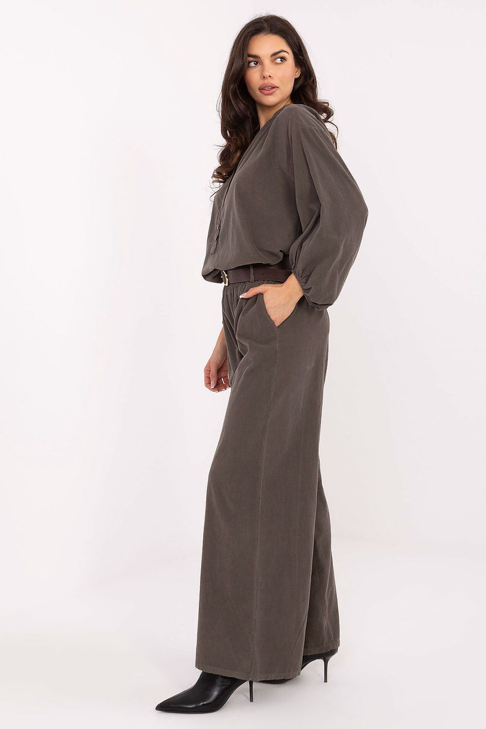 Close-up view of Italy Moda's high-waisted corduroy trousers, highlighting the soft texture and practical side pockets, perfect for fashionable everyday styling.