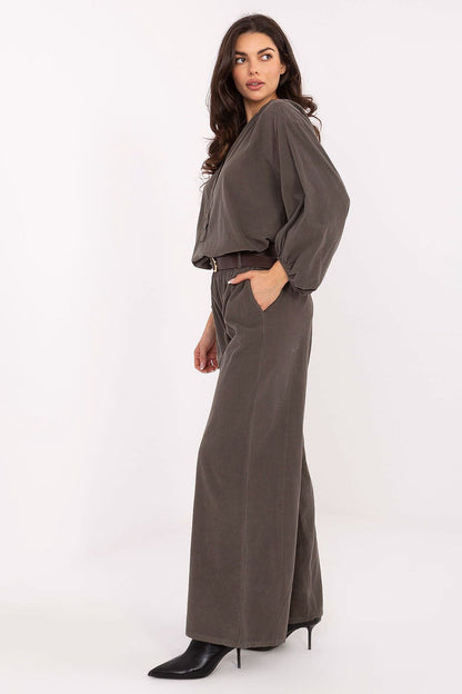 Close-up view of Italy Moda's high-waisted corduroy trousers, highlighting the soft texture and practical side pockets, perfect for fashionable everyday styling.