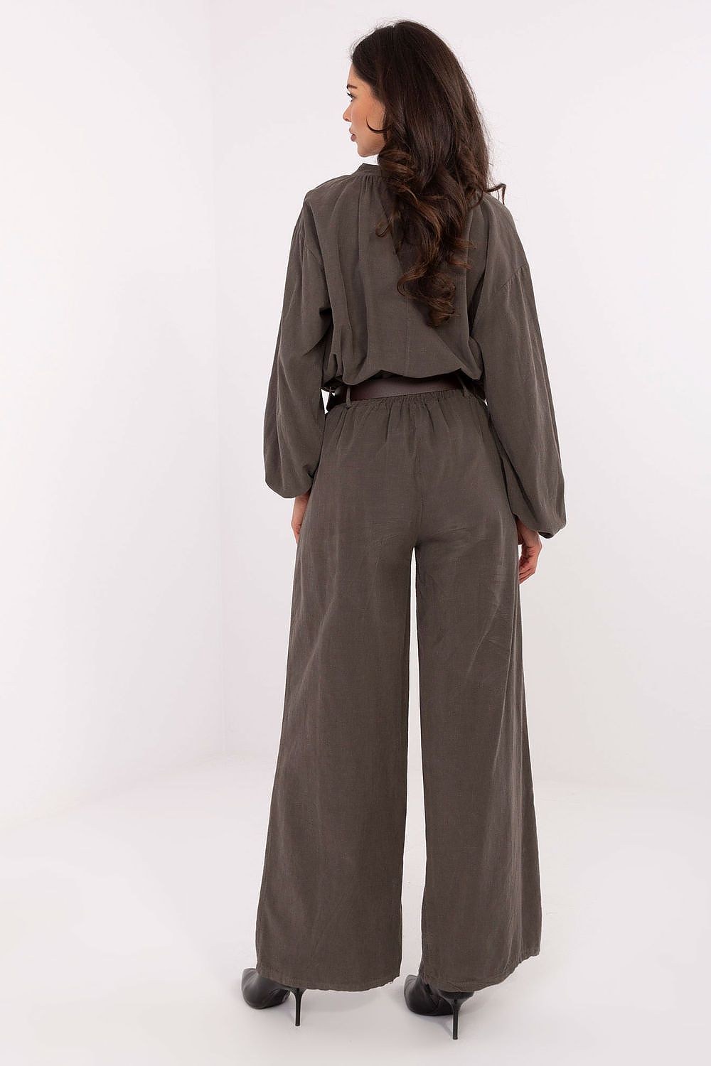 Full outfit styling featuring high-waisted corduroy trousers by Italy Moda, complemented by a fastened belt to accentuate the waist, ideal for chic and minimalist looks.