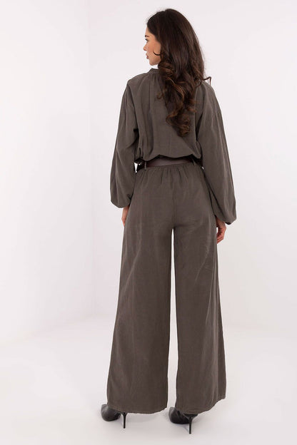 Full outfit styling featuring high-waisted corduroy trousers by Italy Moda, complemented by a fastened belt to accentuate the waist, ideal for chic and minimalist looks.