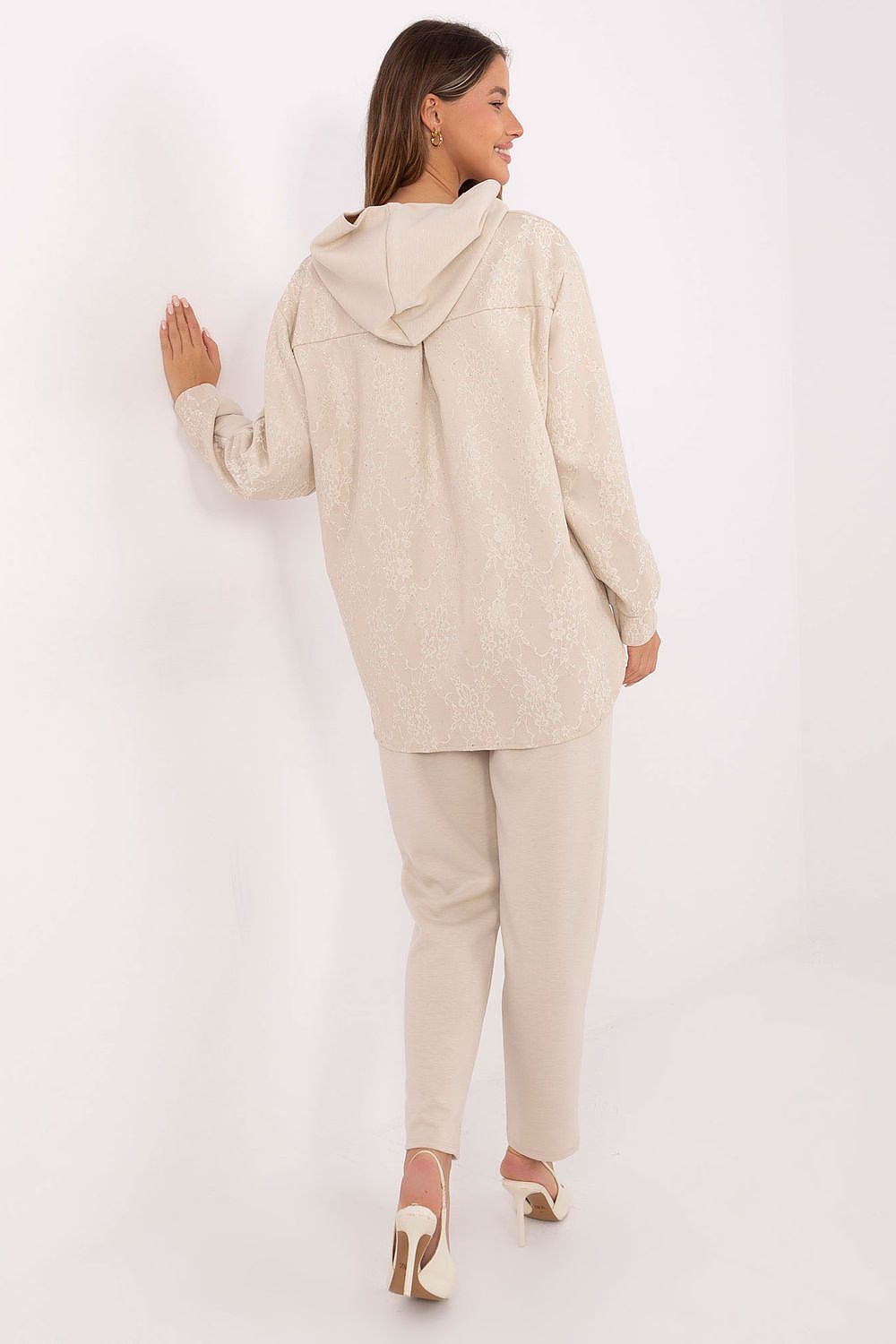 Elegant trousers from Italy Moda designed for women, featuring long tapered legs, practical side pockets, and an elastic waistband for ultimate comfort.