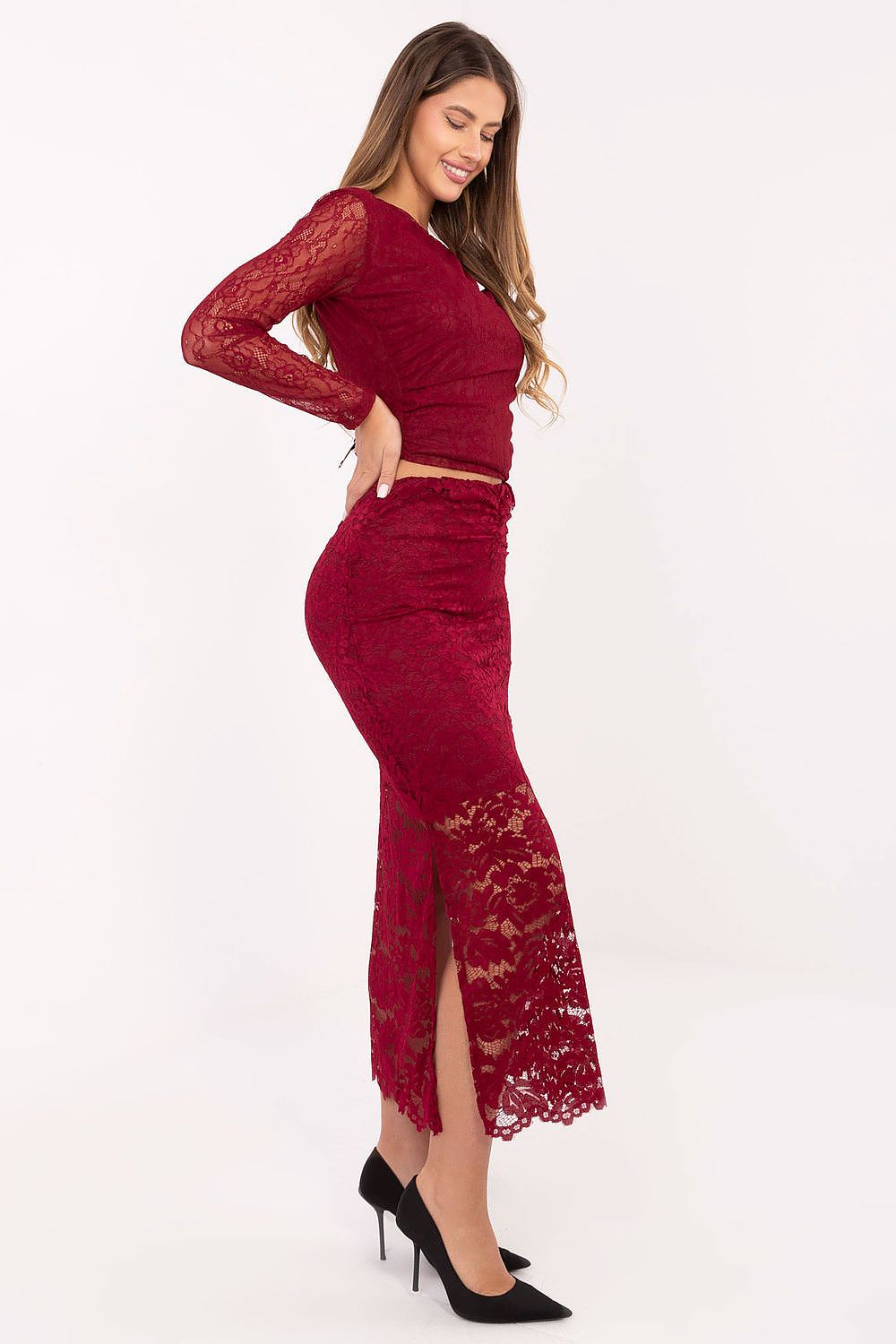 Close-up of the luxurious lace texture of the Italy Moda midi skirt with elastic waistband, highlighting the combination of comfort and elegance.