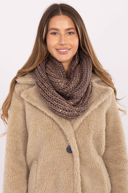 Fashionable woman wearing a stylish infinity scarf by AT, exemplifying how this 65 cm warm neck warmer enhances casual and urban looks.