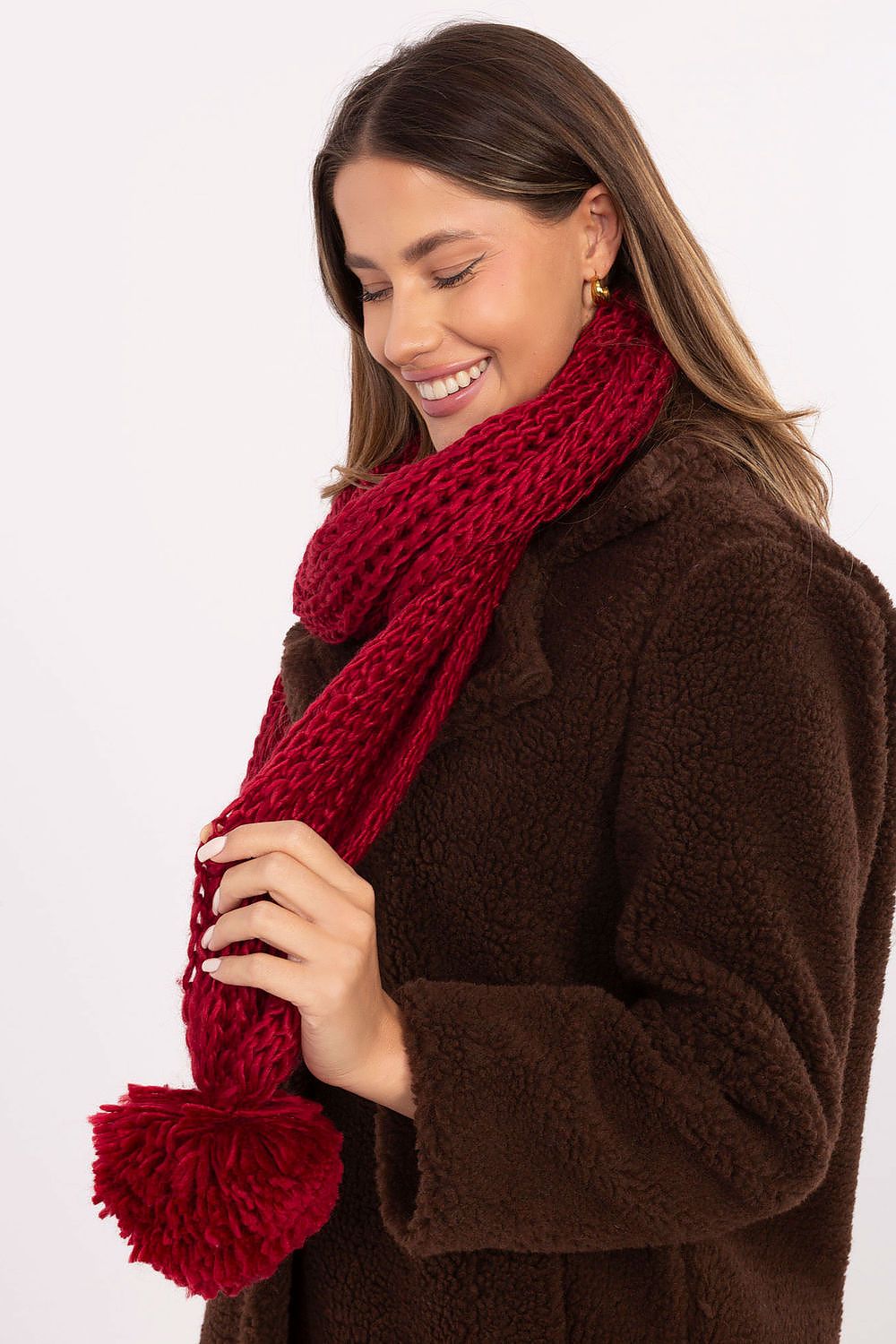 High-quality acrylic scarf by AT, measuring 186 cm, showcasing a soft texture and fashionable pompoms, perfect for cold weather outfits.