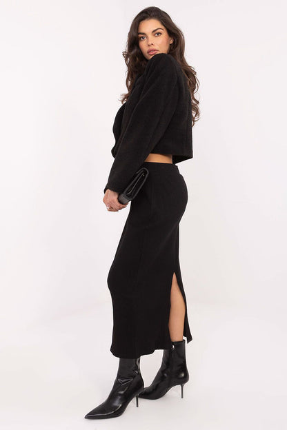 Stylish Rue Paris double-breasted women's short coat in elegant design, offering comfort and sophistication for autumn-winter fashion.