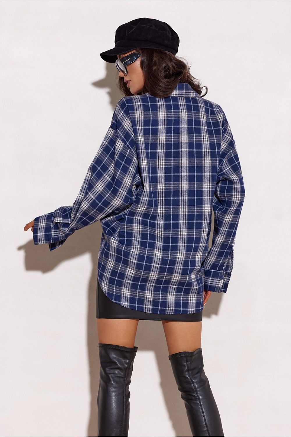 Detail of the Roco Fashion loose-fit shirt highlighting the exquisite quality of Polish craftsmanship and luxurious soft fabric.