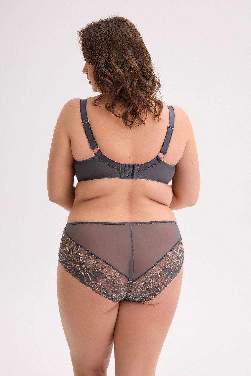 Chic Semi-Soft Bra from Gaia with adjustable straps and stylish choker, ideal for adding a touch of elegance to any ensemble. Proudly available in EU sizes 75-105 | US 34-48.