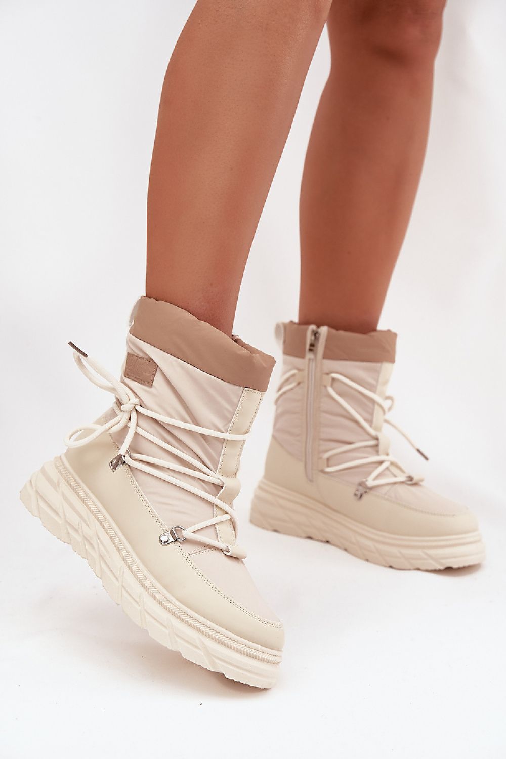 Chic Lee Cooper women's insulated snow boots featuring a fashionable platform and cozy fur lining for ultimate comfort.