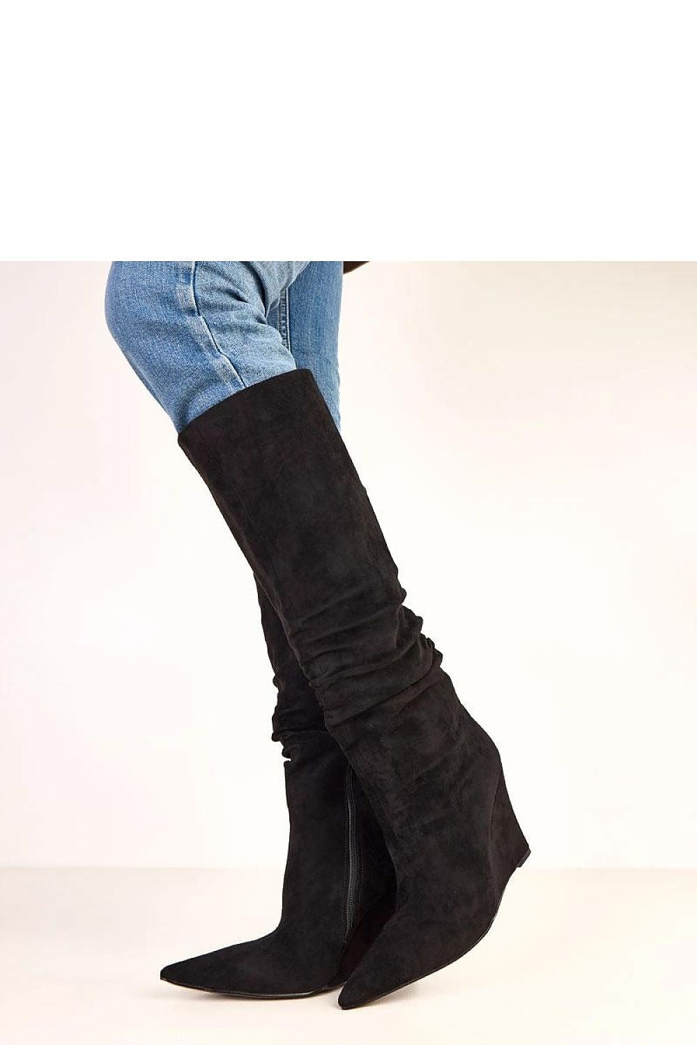 Elegant and timeless Solea boots featuring an eco-friendly suede finish and functional zipper closure, designed for comfort and style.