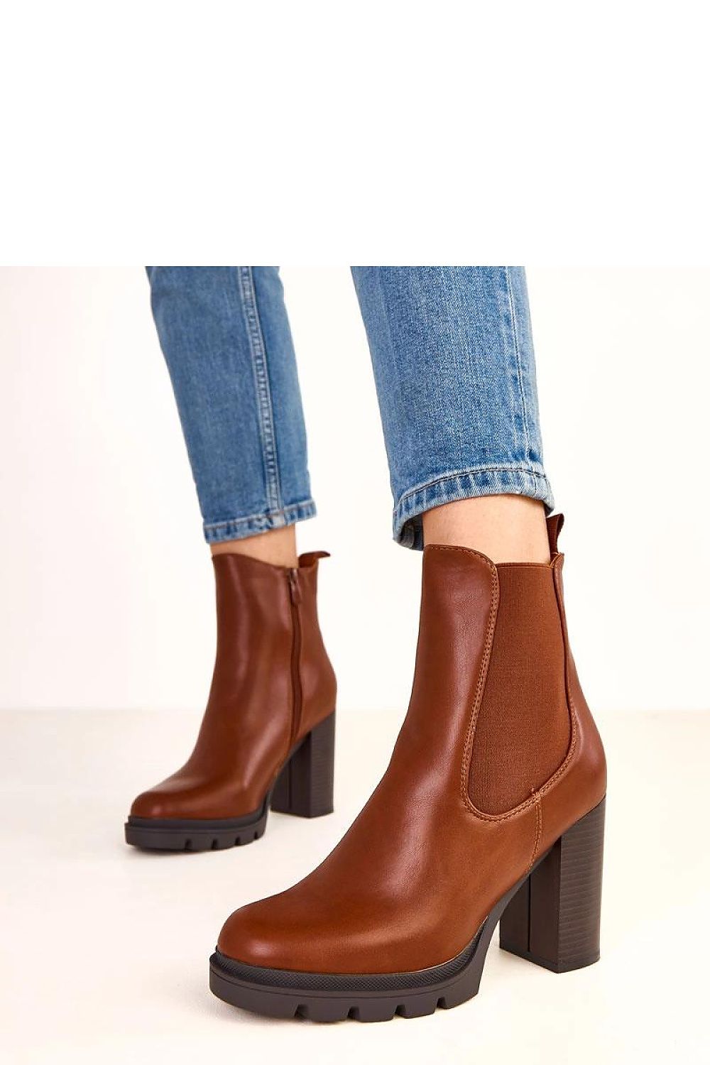 Solea elegant ankle boots in ecological leather featuring a 10 cm block heel and stylish round toe, perfect for sophisticated urban fashion.