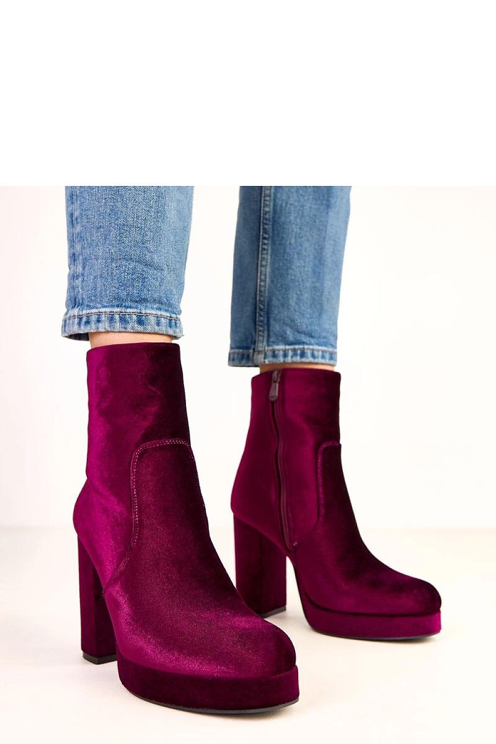 Solea's luxurious ankle boots displayed in various sizes EU 36-41, crafted to provide both style and comfort for any occasion.