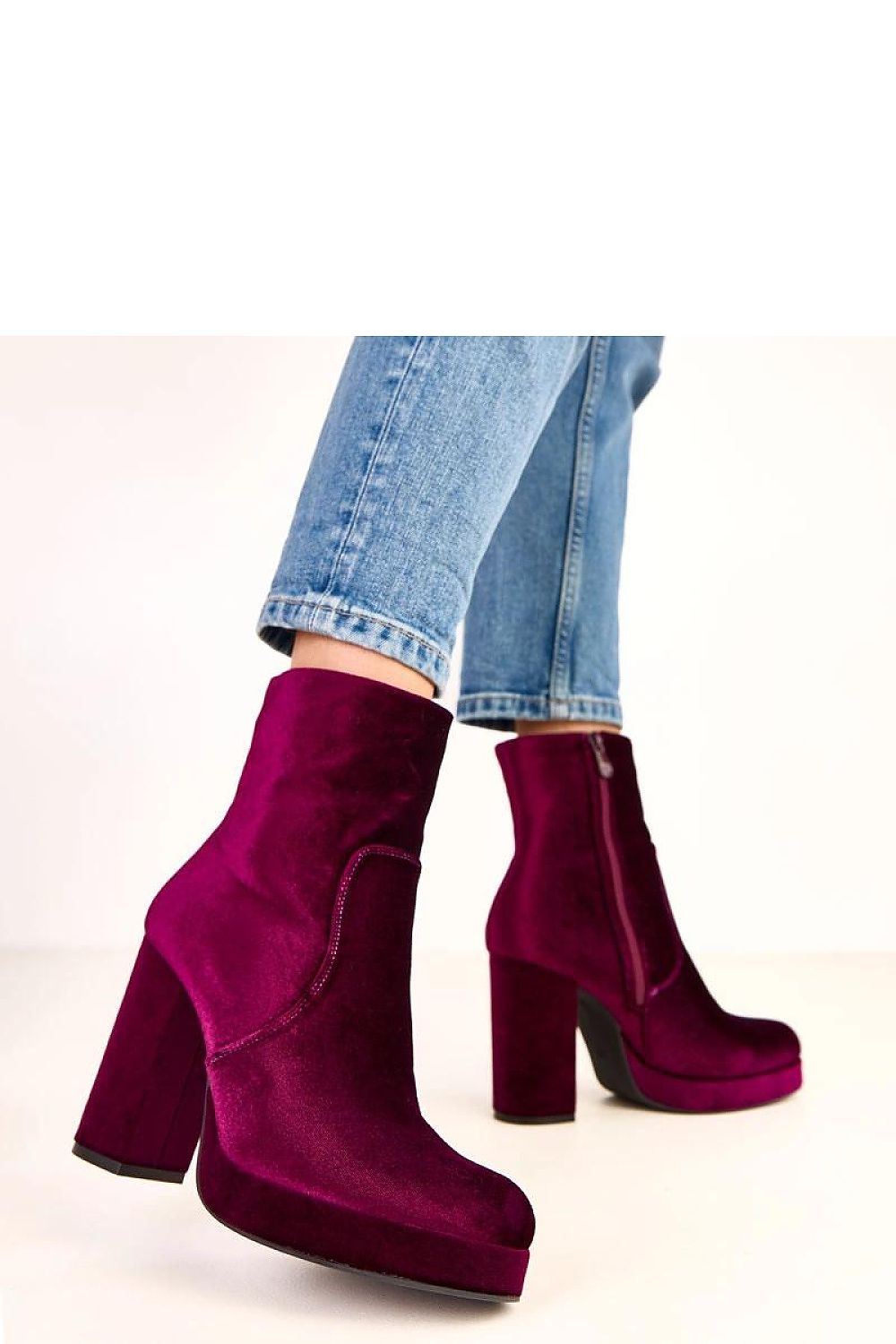 Elegant high-quality suede ankle boots by Solea with a luxurious 11 cm stiletto heel, perfect for sophisticated styling.