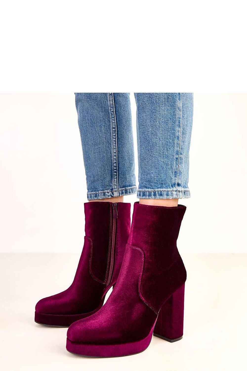 Stylish ankle boots by Solea featuring an insulated interior and 14 cm high shaft, ideal for chic everyday and evening looks.