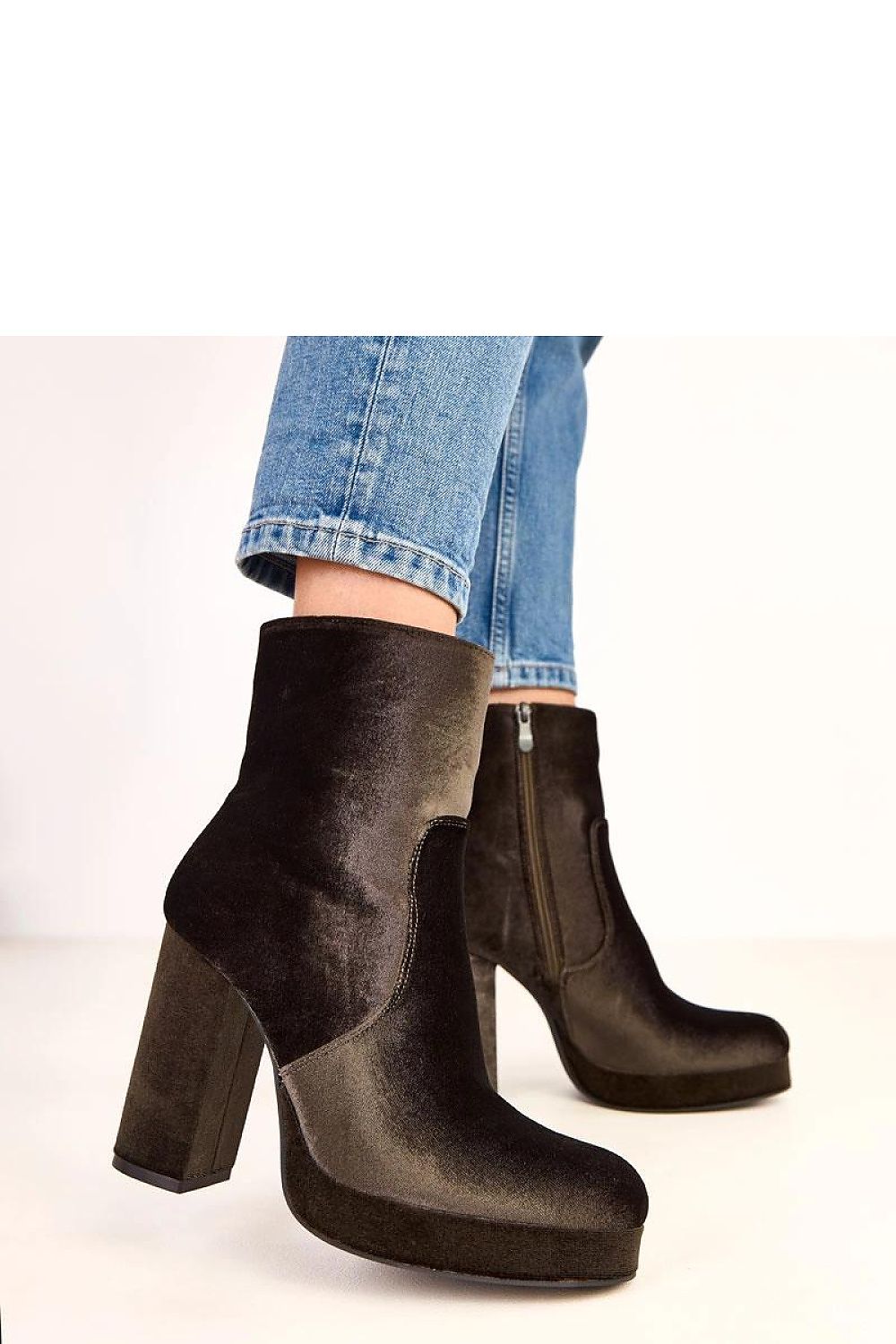 Elegant high-quality suede ankle boots by Solea with an 11 cm stiletto heel, designed for a sophisticated look.