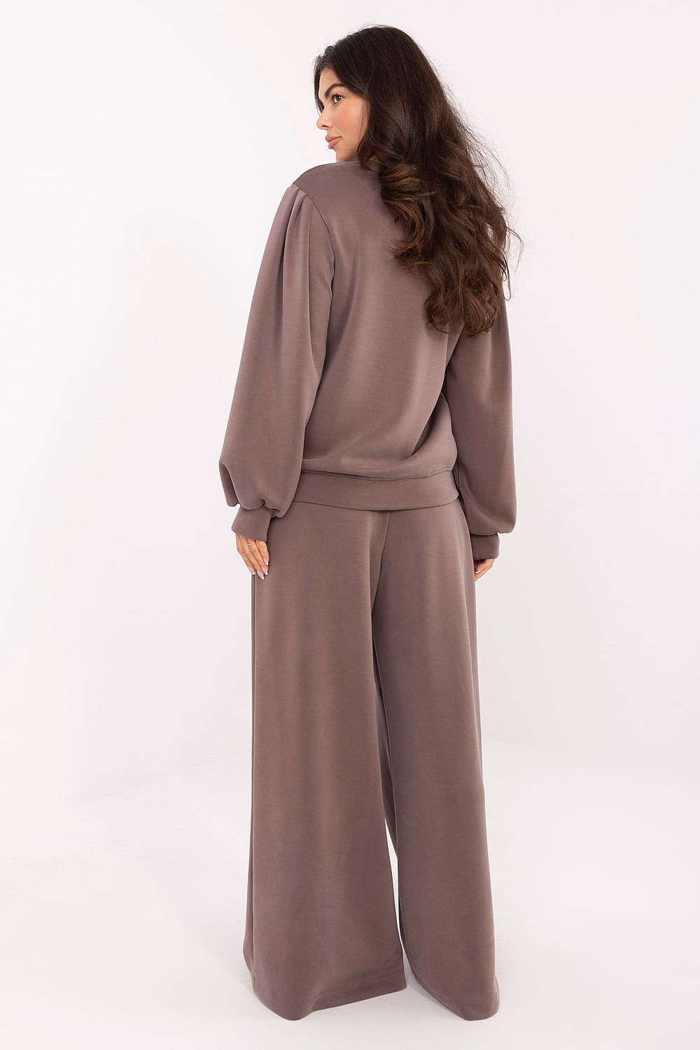 Elegant high-waisted wide leg sweatpants with pockets from Factory Price, crafted from a soft modal and viscose blend for luxurious comfort and style.