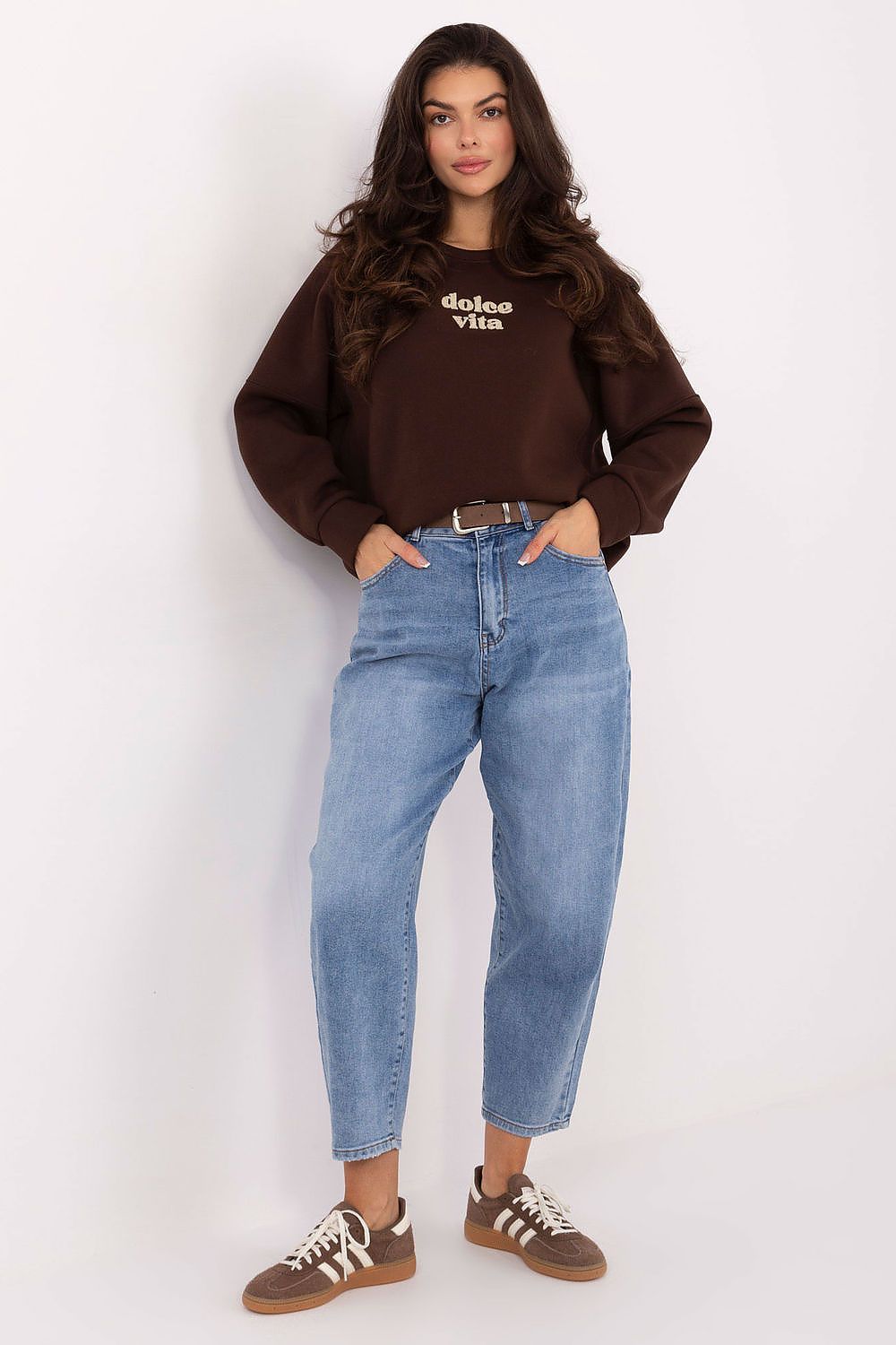 Comfortable and fashionable women's oversized blouse from Factory Price, made of a premium cotton-polyester blend, featuring a round neckline and long sleeves, perfect for a chic casual look.