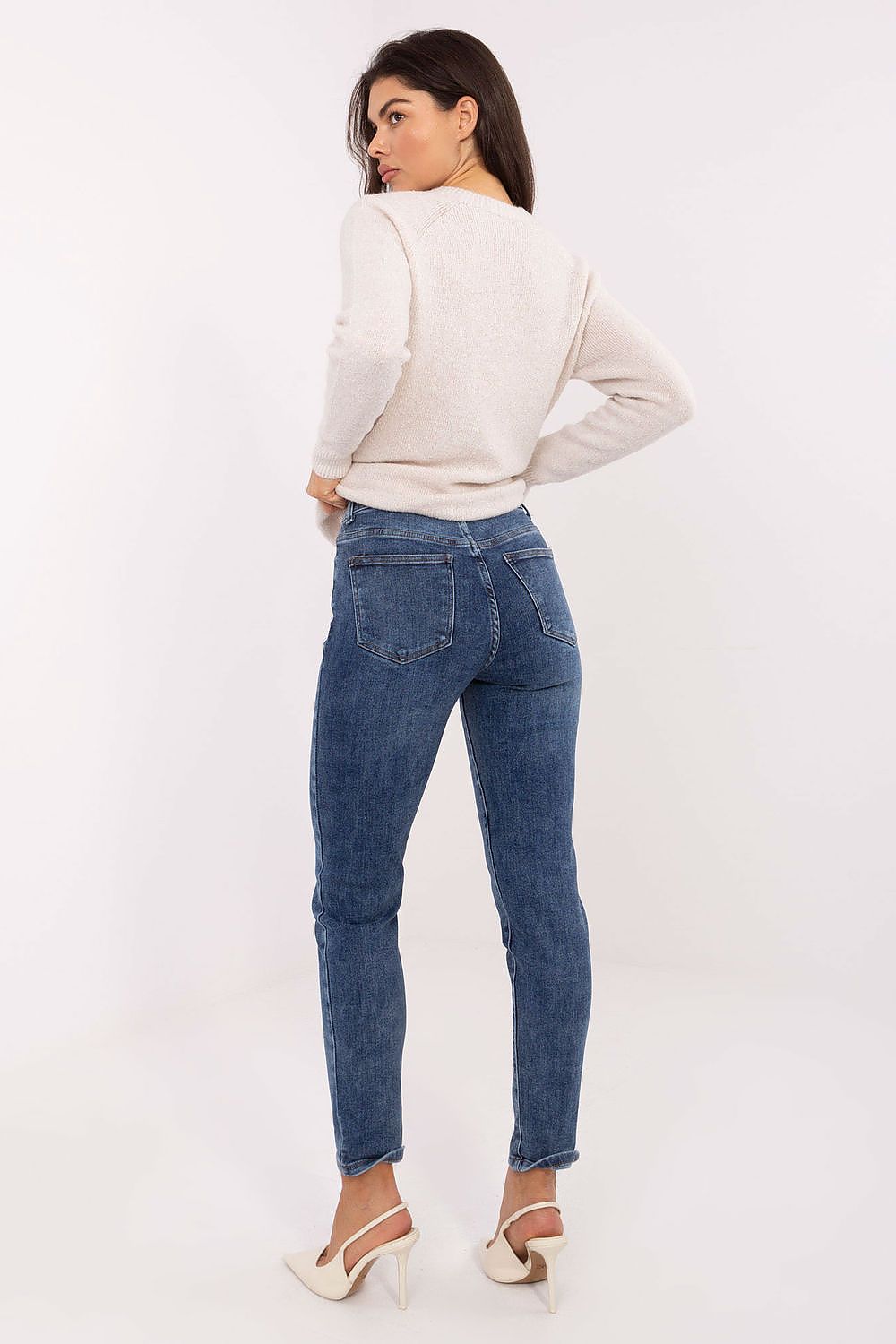 Chic styling of Factory Price luxury skinny jeans, designed for comfort and versatility, perfect for both casual and sophisticated outfits.