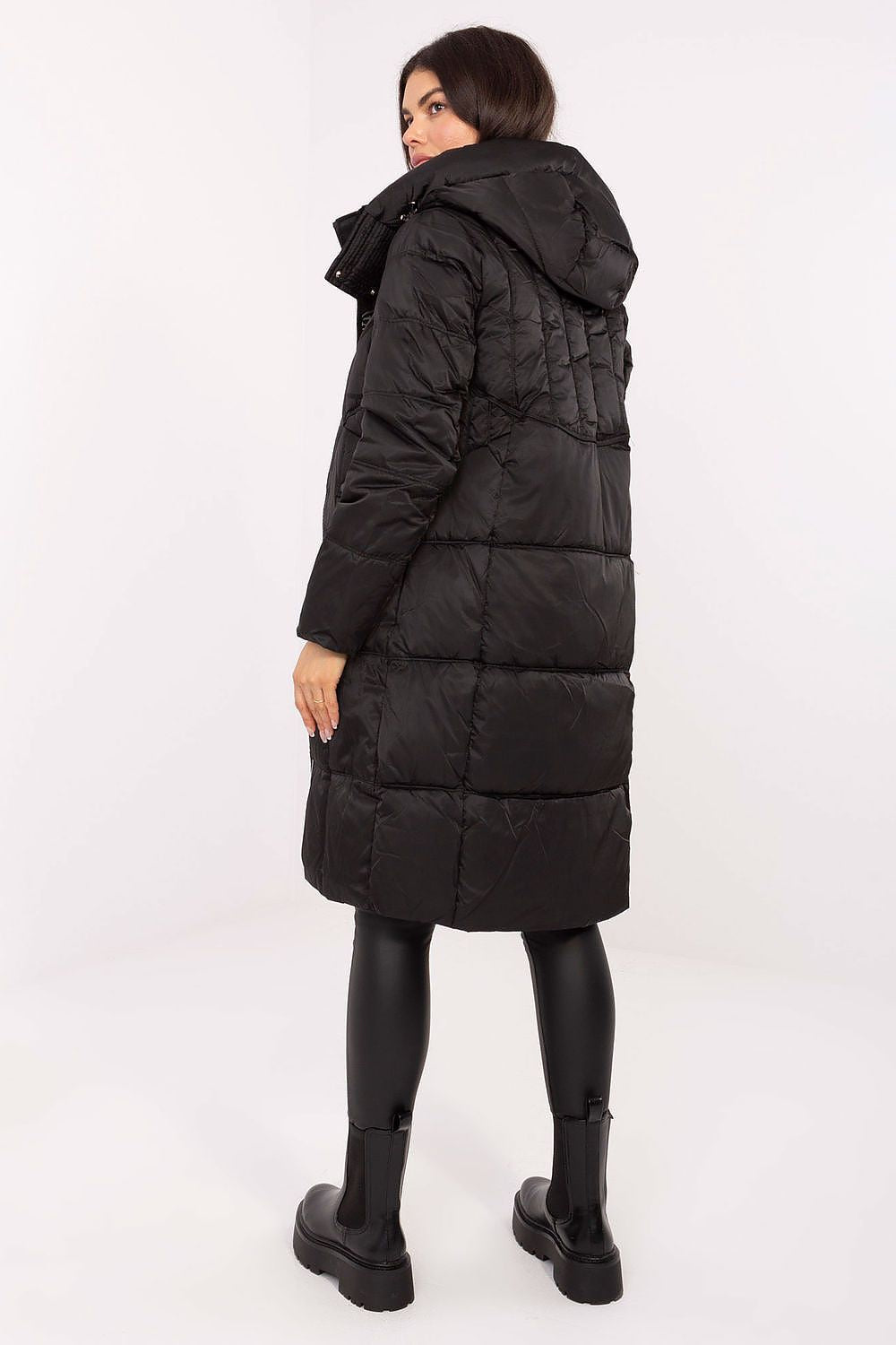 Elegant women's MBM down jacket in versatile sizes S to XXL, blending style and functionality for everyday wear.
