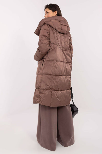 Luxurious down jacket for women by MBM, combining warmth and style with its longer cut and quilted structure, perfect for autumn and winter.