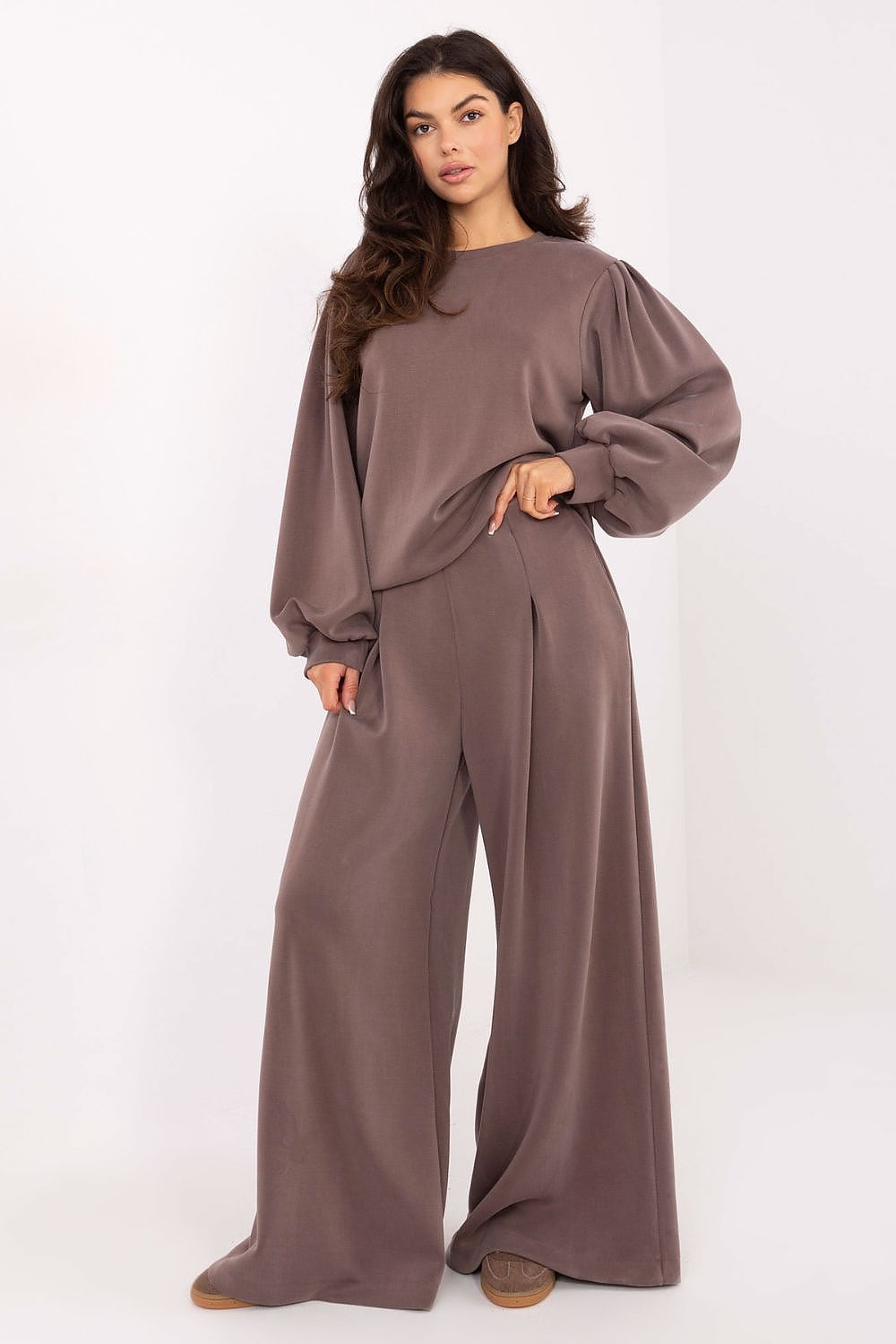 Factory Price high-waisted wide leg sweatpants with decorative pleats, highlighting comfort and elegance for everyday styling.