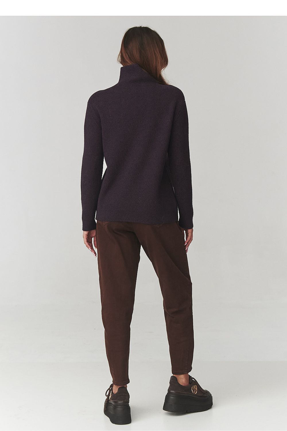 Makadamia women's elegant turtleneck sweater, showcasing a sophisticated design ideal for transitioning from day to night.