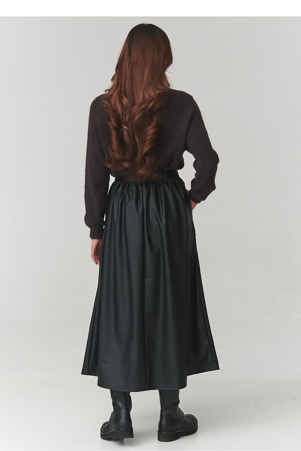 Elegant black faux leather flared midi skirt by Makadamia, featuring a trendy belt that accentuates the waist. Perfect for sophisticated wardrobes, crafted in Italy.