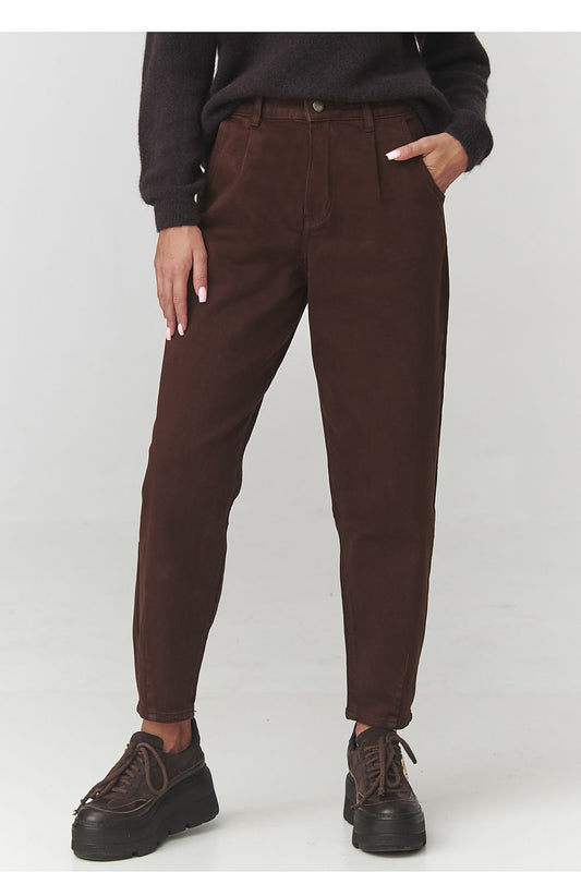 Elegant brown high-waist jeans by Makadamia featuring a tapered cut, perfect for autumn-winter styling