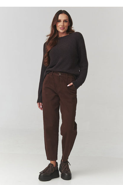 Elegant brown high-waist jeans by Makadamia, featuring a tapered cut and minimalist design, perfect for autumn-winter styling. Available in sizes EU 34-42.
