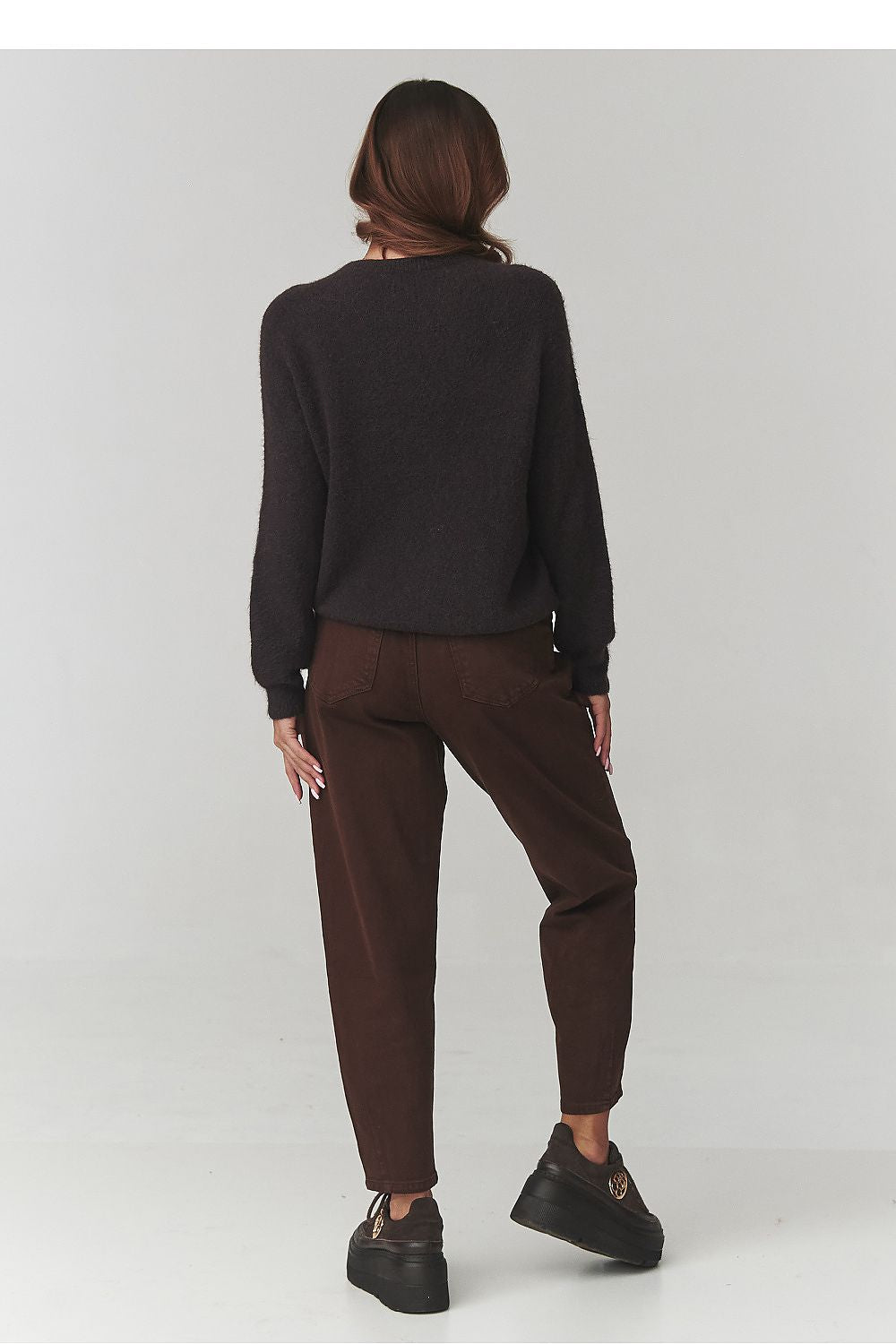 Stylish Makadamia women's jumper featuring trendy wide sleeves, a relaxed fit, and exquisite Italian craftsmanship, ideal for both casual and elegant occasions.