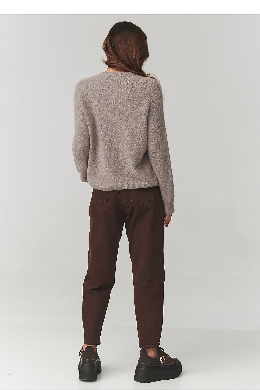 Luxurious oversized jumper by Makadamia, featuring a round neckline and modern silhouette, ideal for the fashionable woman seeking comfort and style.