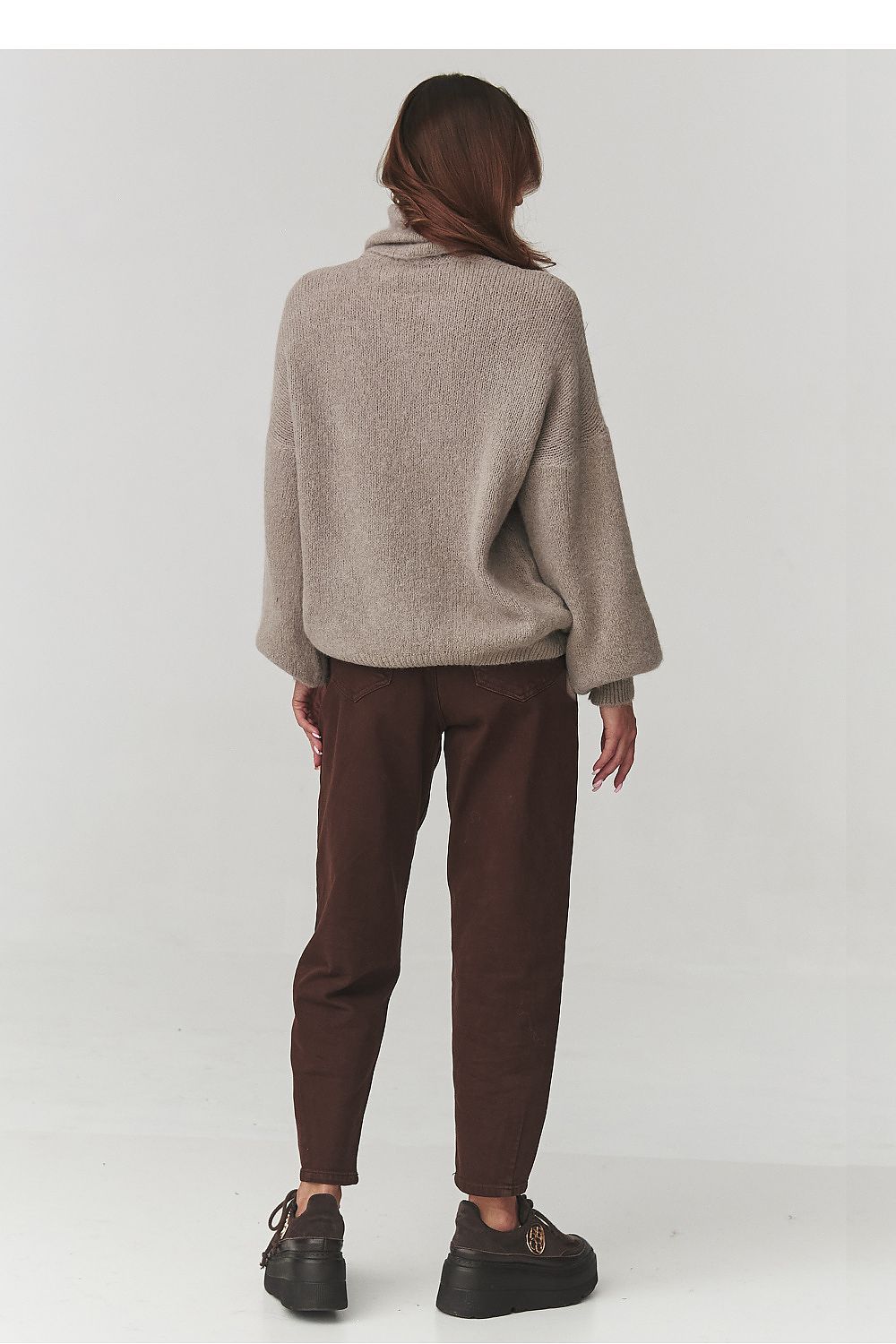 Makadamia oversized turtleneck sweater for women, elegant warm knitwear in soft fibres, ideal for fall-winter season.