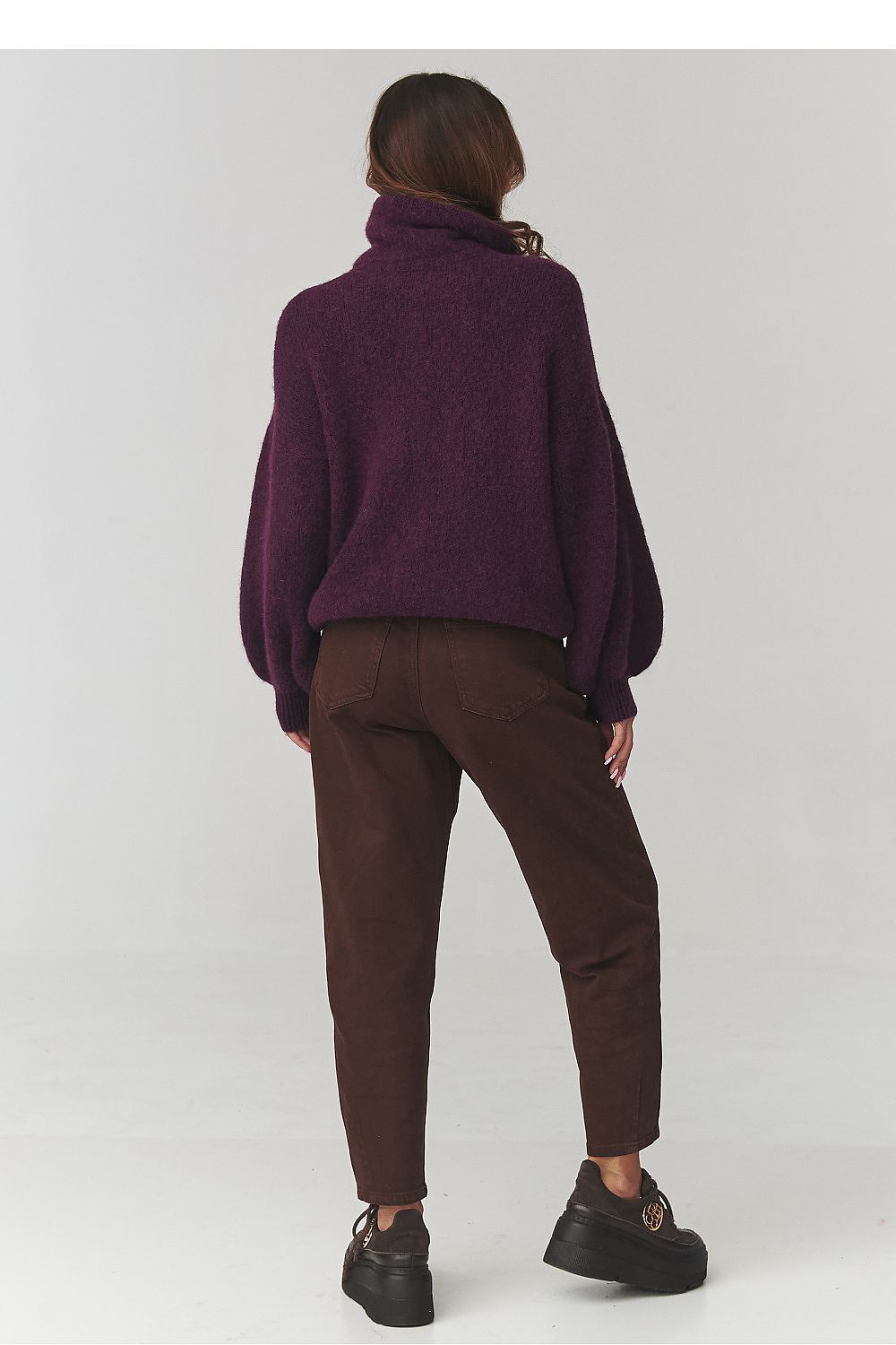 Fashionable loose-fit turtleneck sweater by Makadamia, styled for a relaxed silhouette, ideal for casual or formal wear.